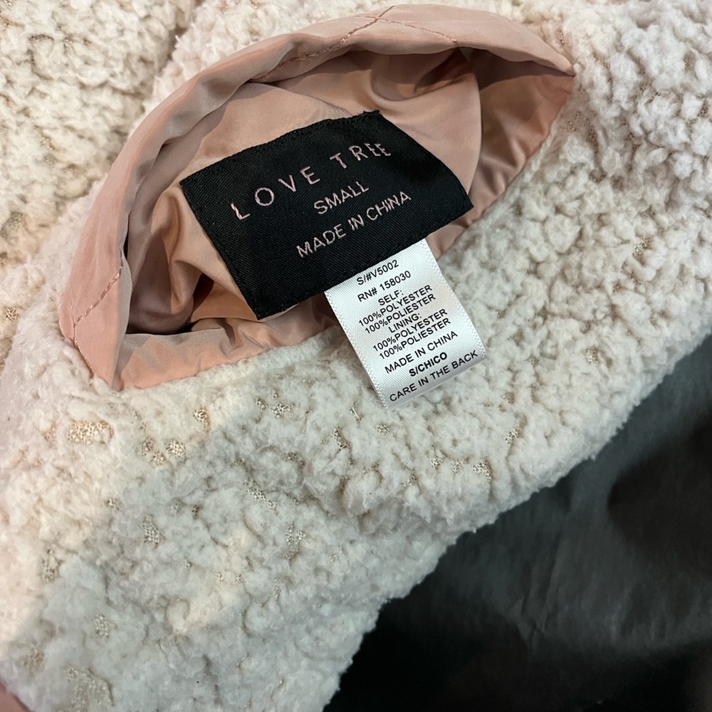 Love Tree Reversible Quilted Vest
Blush Pink/Sherpa/ Rose Gold zipper - Picture 5 of 12